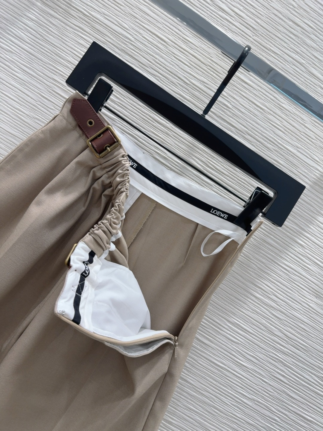 🛍️Loe w*e👑2025FW新款中裤 简洁大气 非常高级的进口质地 仔细看细节 颜色超正👍上身非常飒