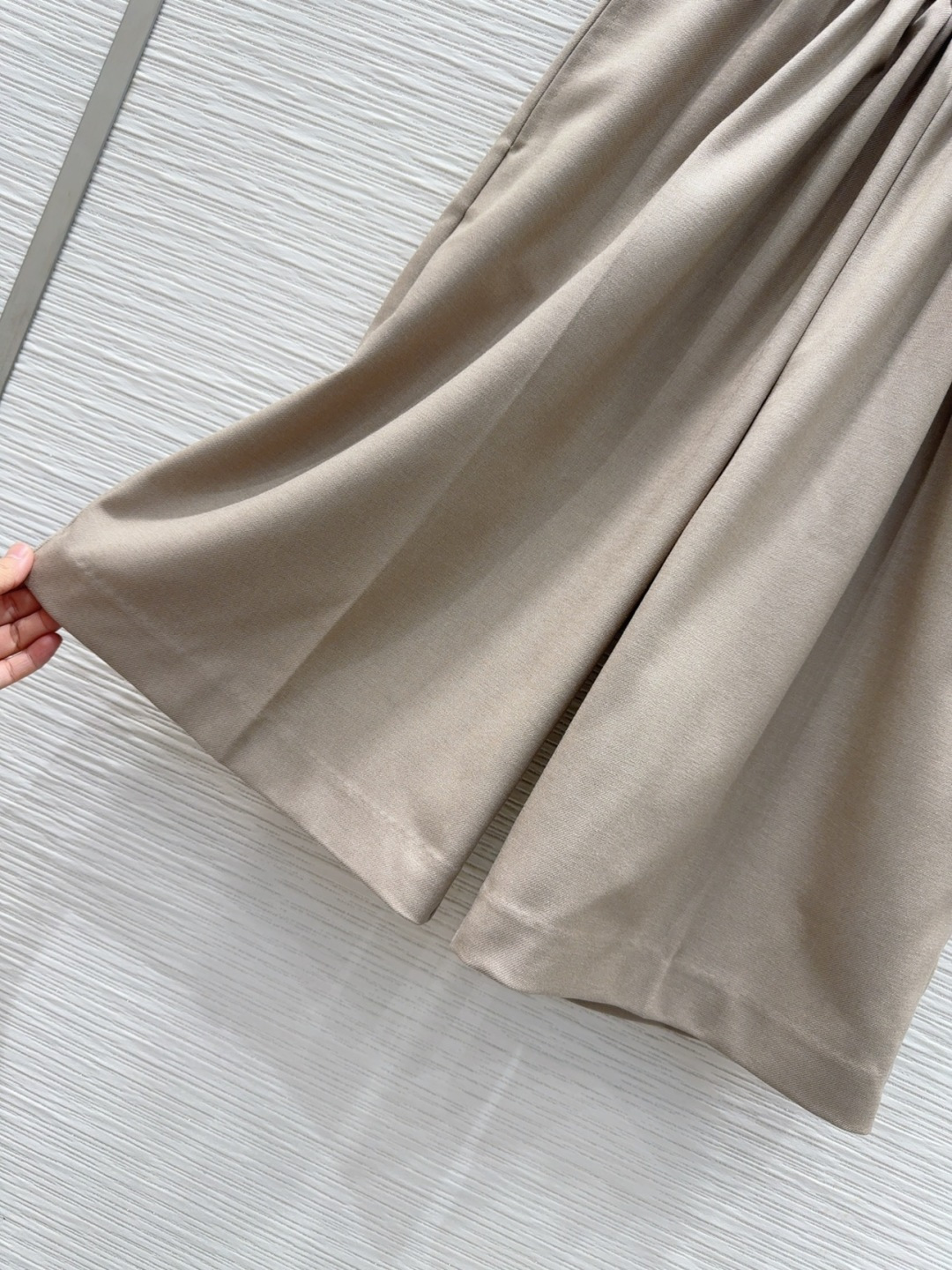 🛍️Loe w*e👑2025FW新款中裤 简洁大气 非常高级的进口质地 仔细看细节 颜色超正👍上身非常飒