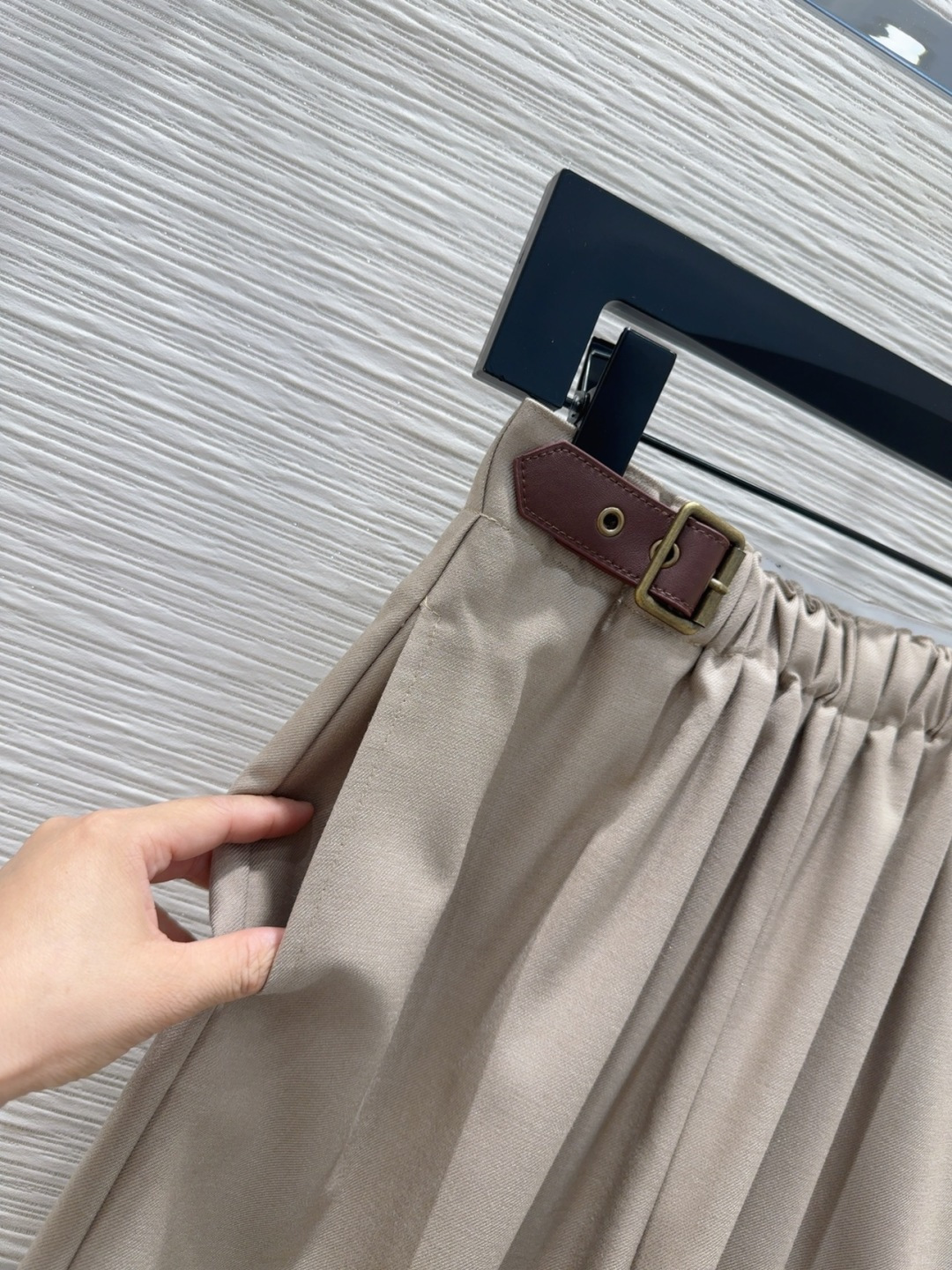 🛍️Loe w*e👑2025FW新款中裤 简洁大气 非常高级的进口质地 仔细看细节 颜色超正👍上身非常飒