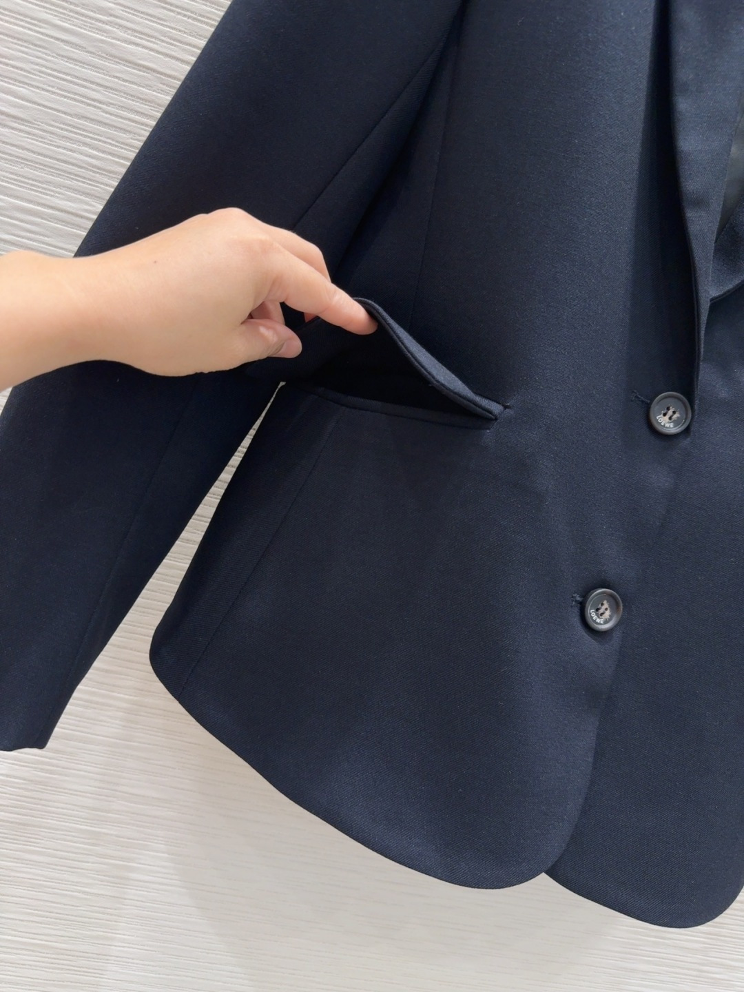 🛍️Loe w*e👑2025FW新款 简洁大气的西装外套 非常高级的进口质地 仔细看细节 颜色超正👍上身