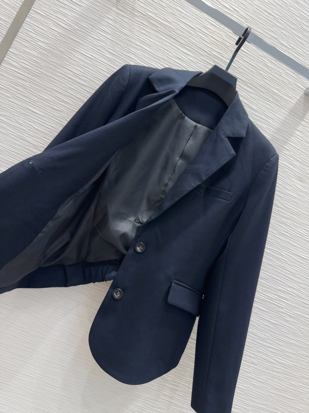 🛍️Loe w*e👑2025FW新款 简洁大气的西装外套 非常高级的进口质地 仔细看细节 颜色超正👍上身