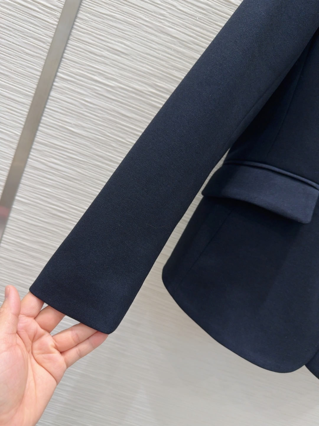 🛍️Loe w*e👑2025FW新款 简洁大气的西装外套 非常高级的进口质地 仔细看细节 颜色超正👍上身