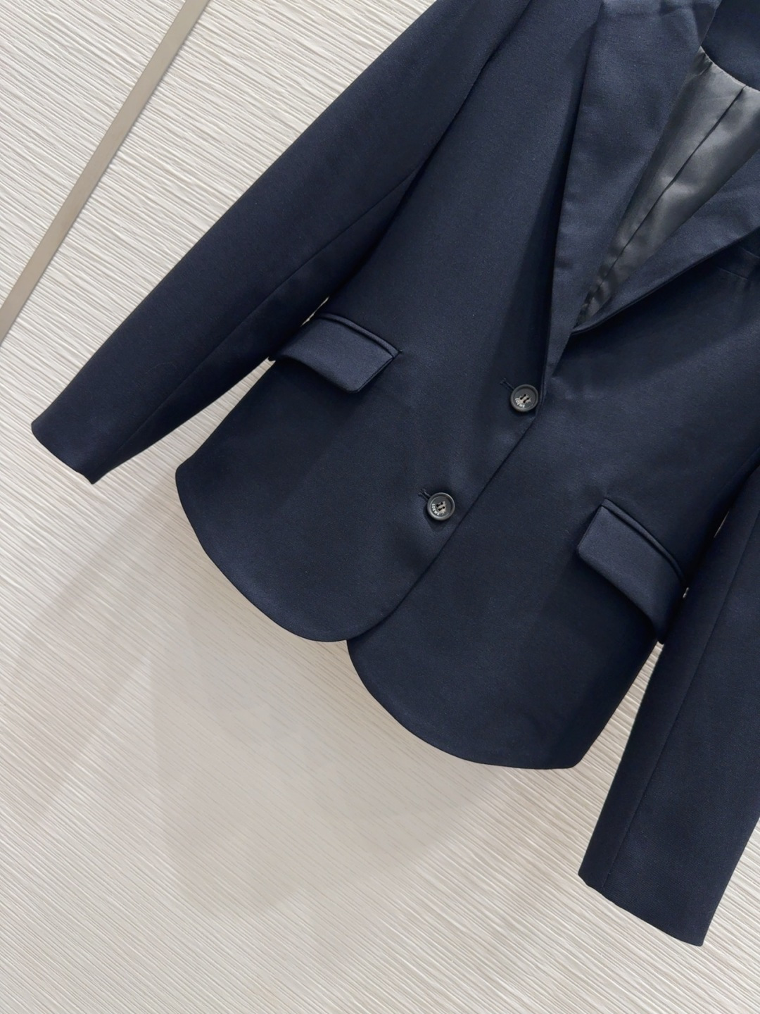 🛍️Loe w*e👑2025FW新款 简洁大气的西装外套 非常高级的进口质地 仔细看细节 颜色超正👍上身