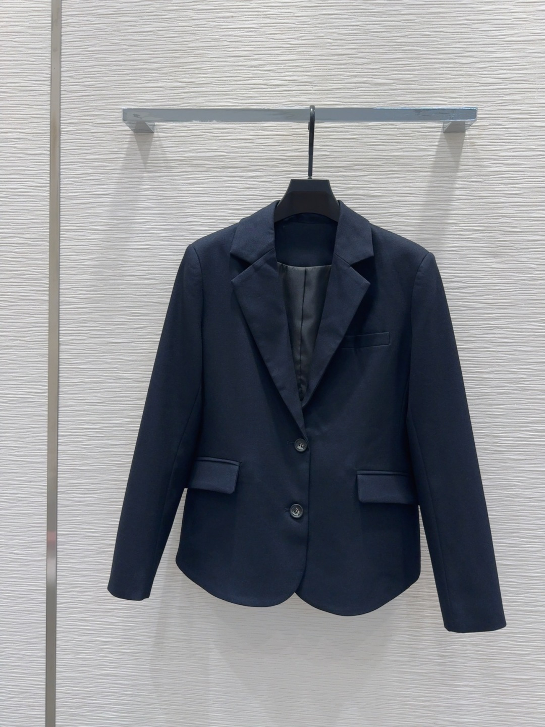🛍️Loe w*e👑2025FW新款 简洁大气的西装外套 非常高级的进口质地 仔细看细节 颜色超正👍上身