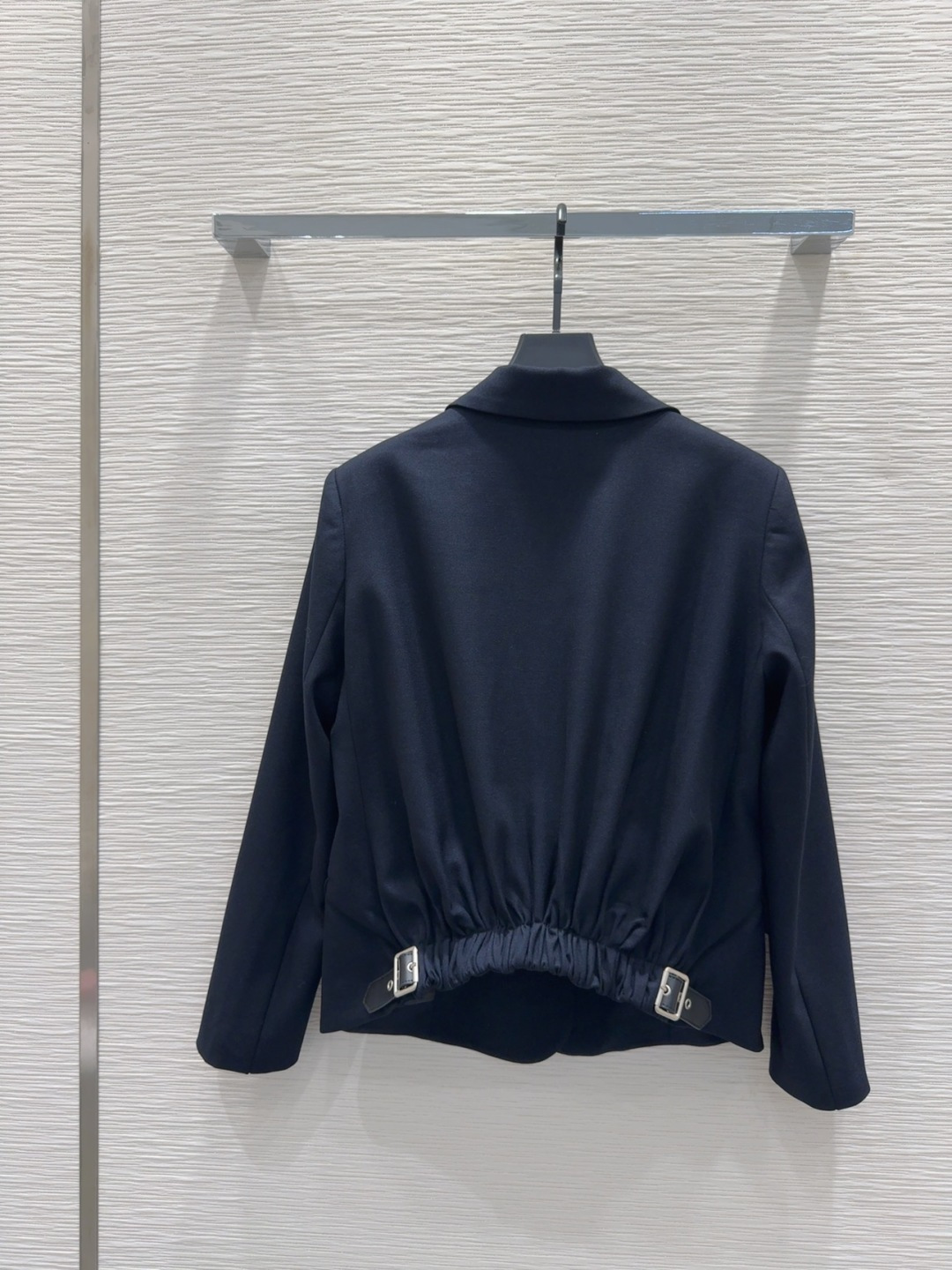 🛍️Loe w*e👑2025FW新款 简洁大气的西装外套 非常高级的进口质地 仔细看细节 颜色超正👍上身