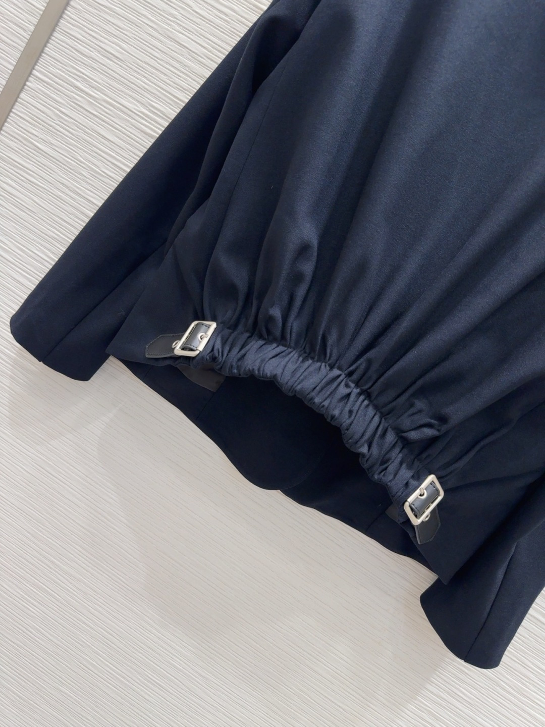 🛍️Loe w*e👑2025FW新款 简洁大气的西装外套 非常高级的进口质地 仔细看细节 颜色超正👍上身