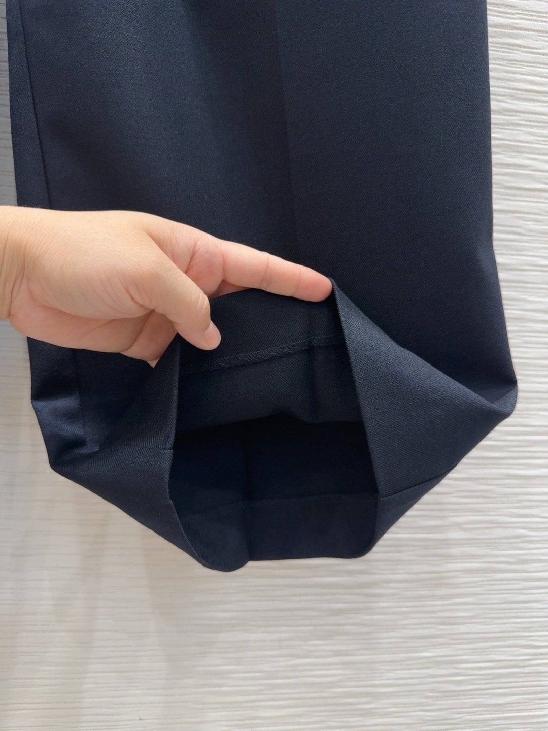 🛍️Loe w*e👑2025FW新款长裤 简洁大气 非常高级的进口质地 仔细看细节 颜色超正👍上身非常飒