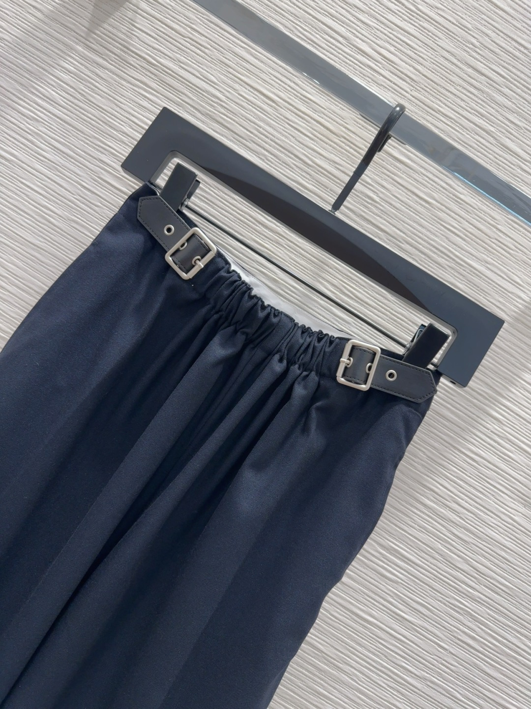 🛍️Loe w*e👑2025FW新款长裤 简洁大气 非常高级的进口质地 仔细看细节 颜色超正👍上身非常飒