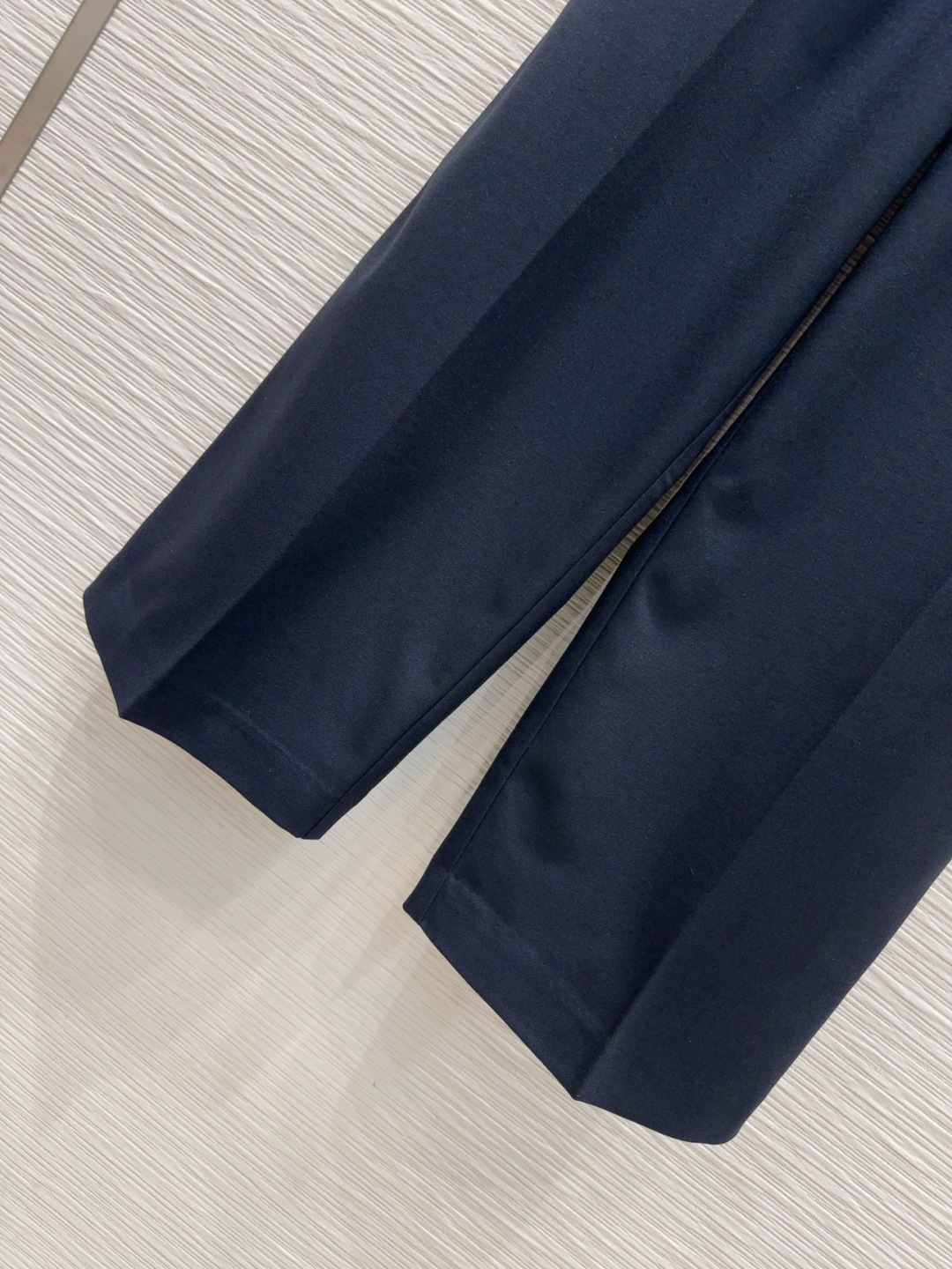 🛍️Loe w*e👑2025FW新款长裤 简洁大气 非常高级的进口质地 仔细看细节 颜色超正👍上身非常飒