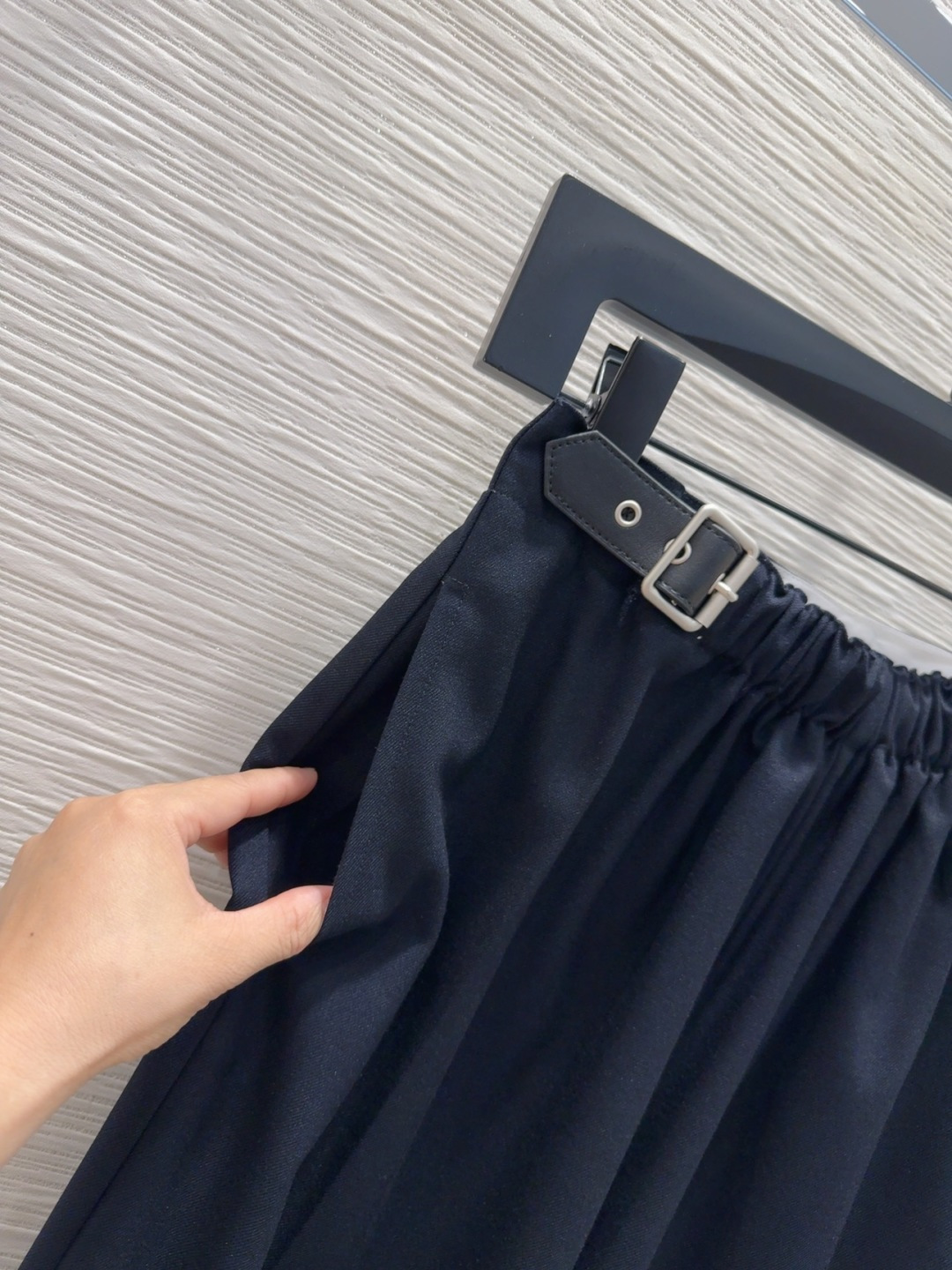 🛍️Loe w*e👑2025FW新款长裤 简洁大气 非常高级的进口质地 仔细看细节 颜色超正👍上身非常飒