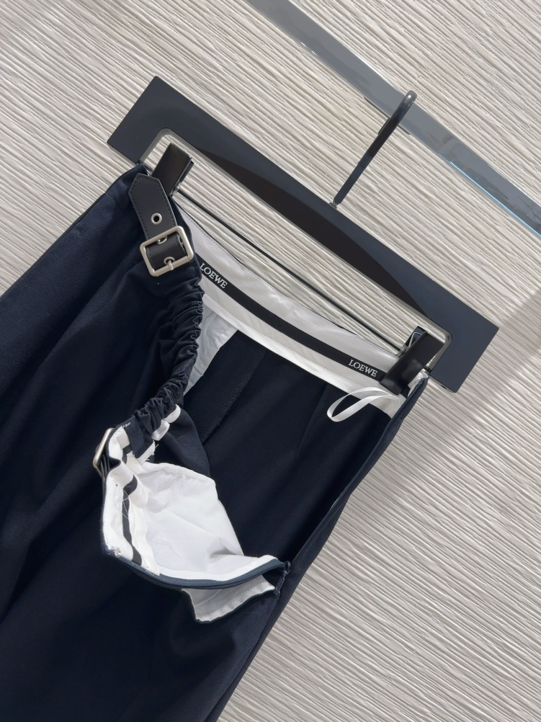 🛍️Loe w*e👑2025FW新款长裤 简洁大气 非常高级的进口质地 仔细看细节 颜色超正👍上身非常飒