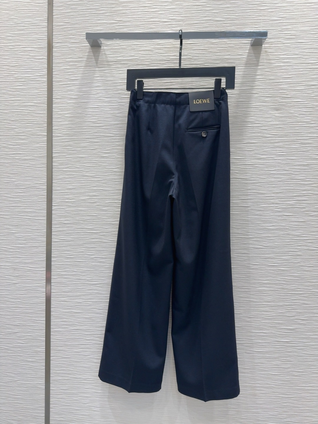 🛍️Loe w*e👑2025FW新款长裤 简洁大气 非常高级的进口质地 仔细看细节 颜色超正👍上身非常飒