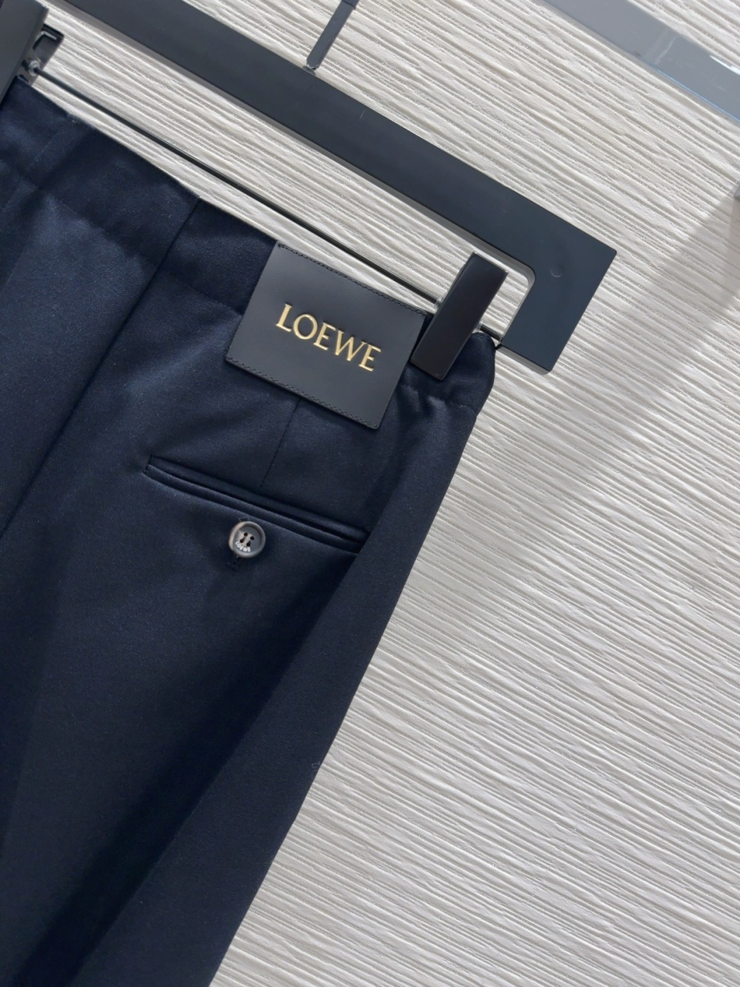 🛍️Loe w*e👑2025FW新款长裤 简洁大气 非常高级的进口质地 仔细看细节 颜色超正👍上身非常飒