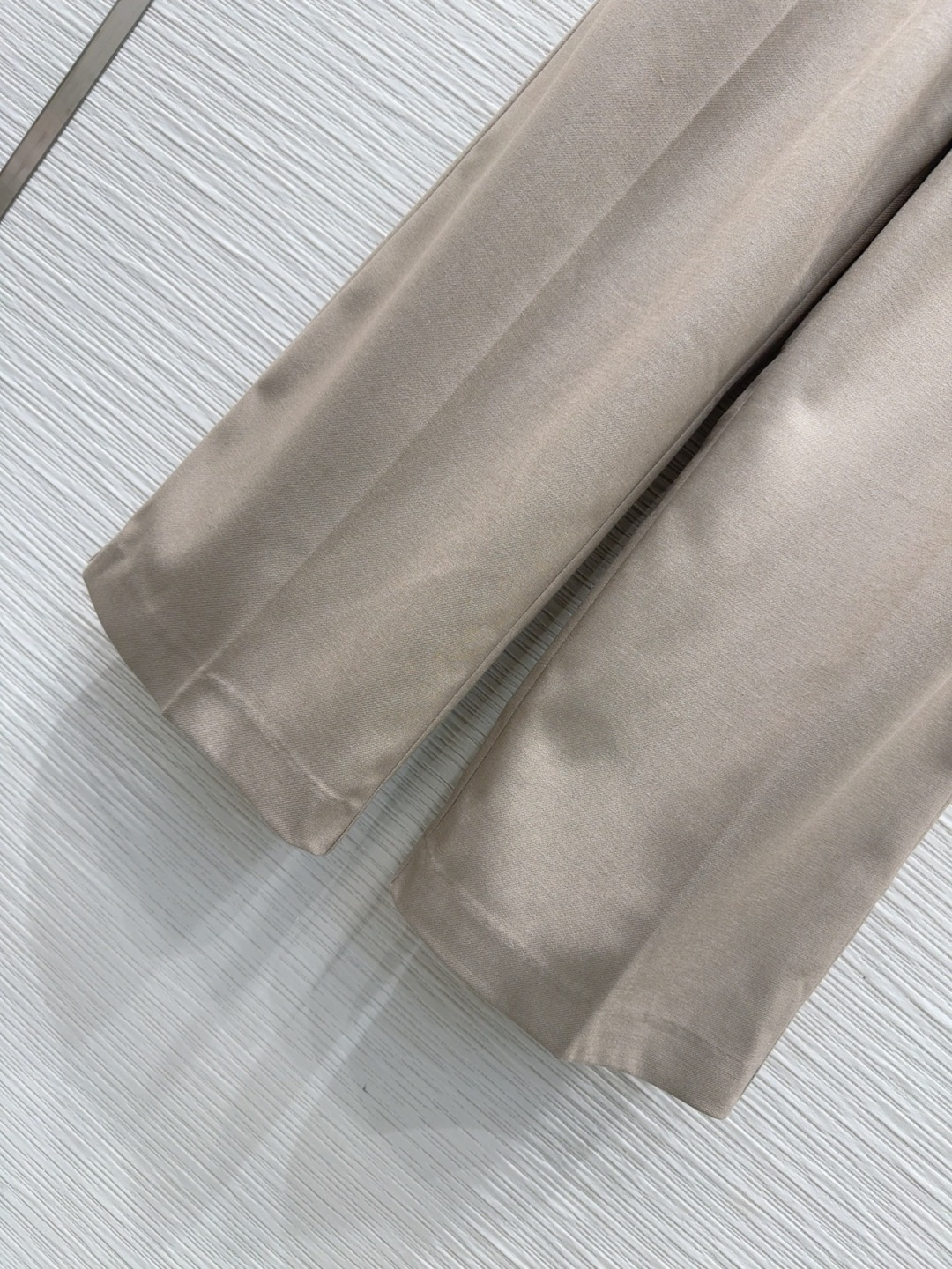 🛍️Loe w*e👑2025FW新款长裤 简洁大气 非常高级的进口质地 仔细看细节 颜色超正👍上身非常飒