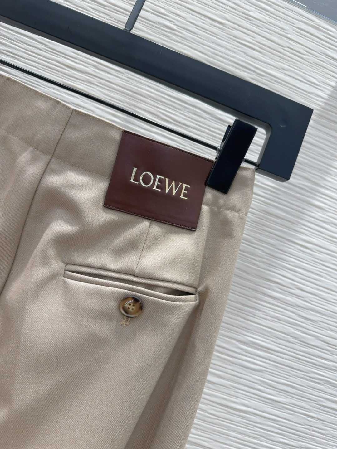 🛍️Loe w*e👑2025FW新款长裤 简洁大气 非常高级的进口质地 仔细看细节 颜色超正👍上身非常飒