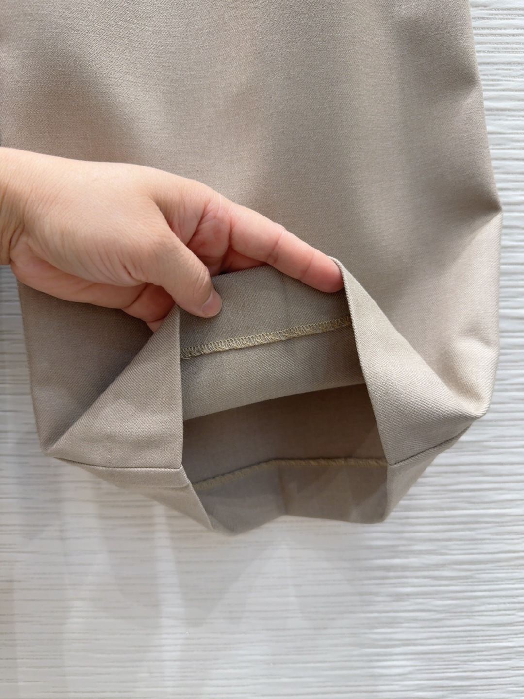 🛍️Loe w*e👑2025FW新款长裤 简洁大气 非常高级的进口质地 仔细看细节 颜色超正👍上身非常飒