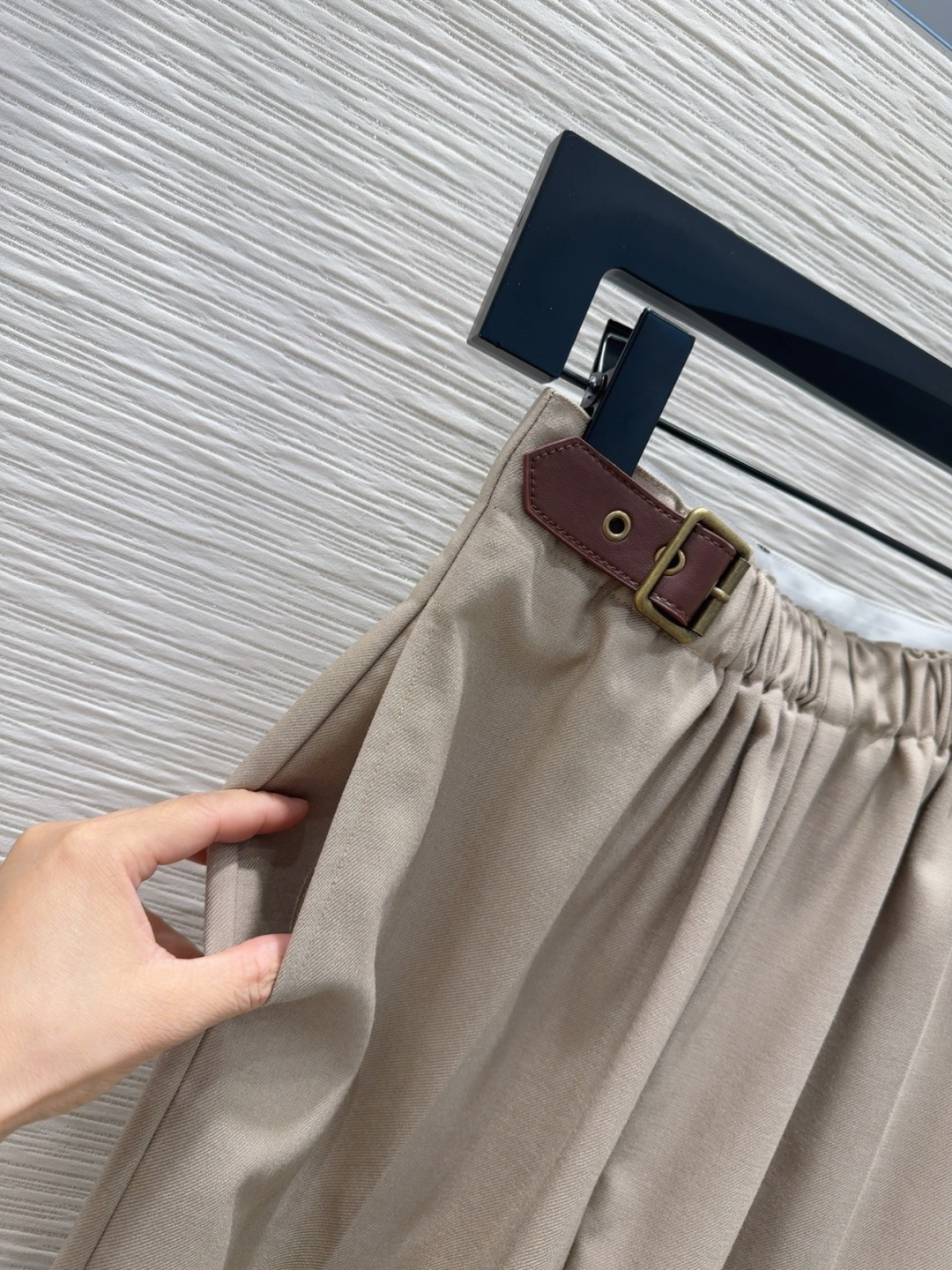 🛍️Loe w*e👑2025FW新款长裤 简洁大气 非常高级的进口质地 仔细看细节 颜色超正👍上身非常飒
