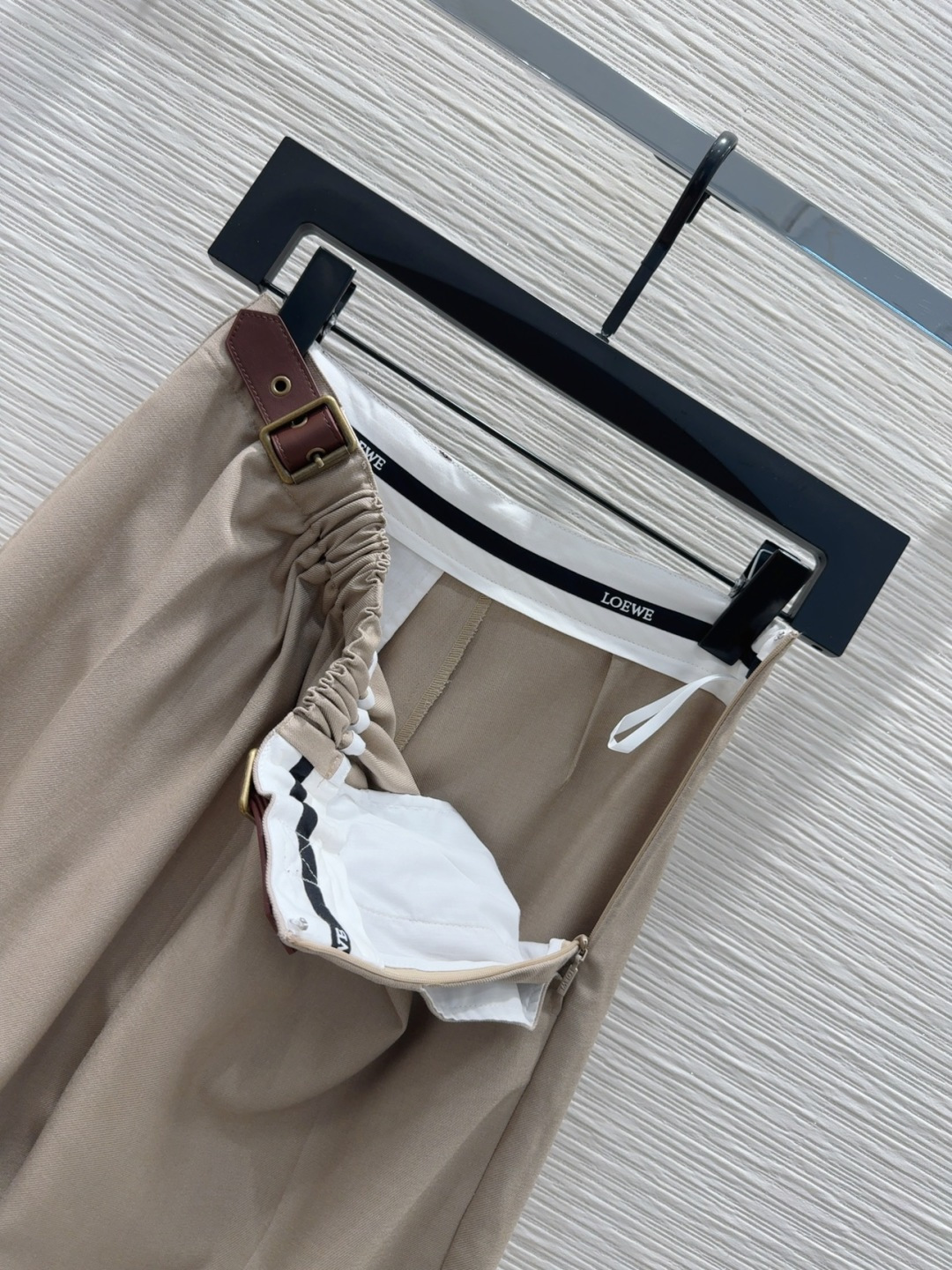 🛍️Loe w*e👑2025FW新款长裤 简洁大气 非常高级的进口质地 仔细看细节 颜色超正👍上身非常飒