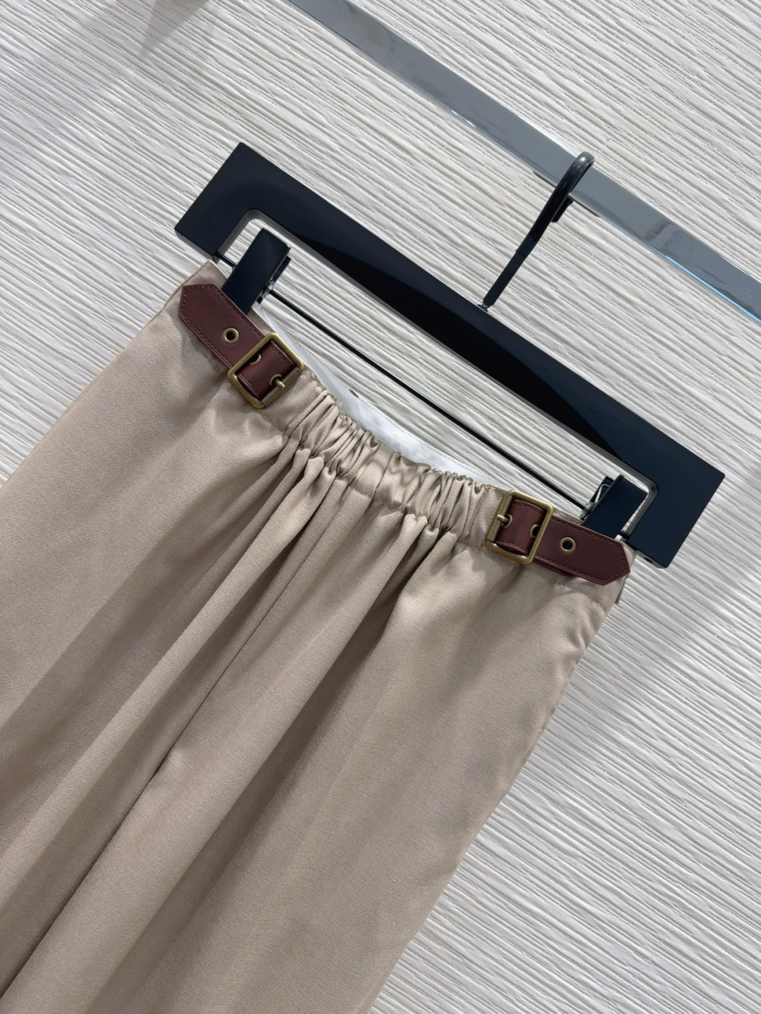 🛍️Loe w*e👑2025FW新款长裤 简洁大气 非常高级的进口质地 仔细看细节 颜色超正👍上身非常飒
