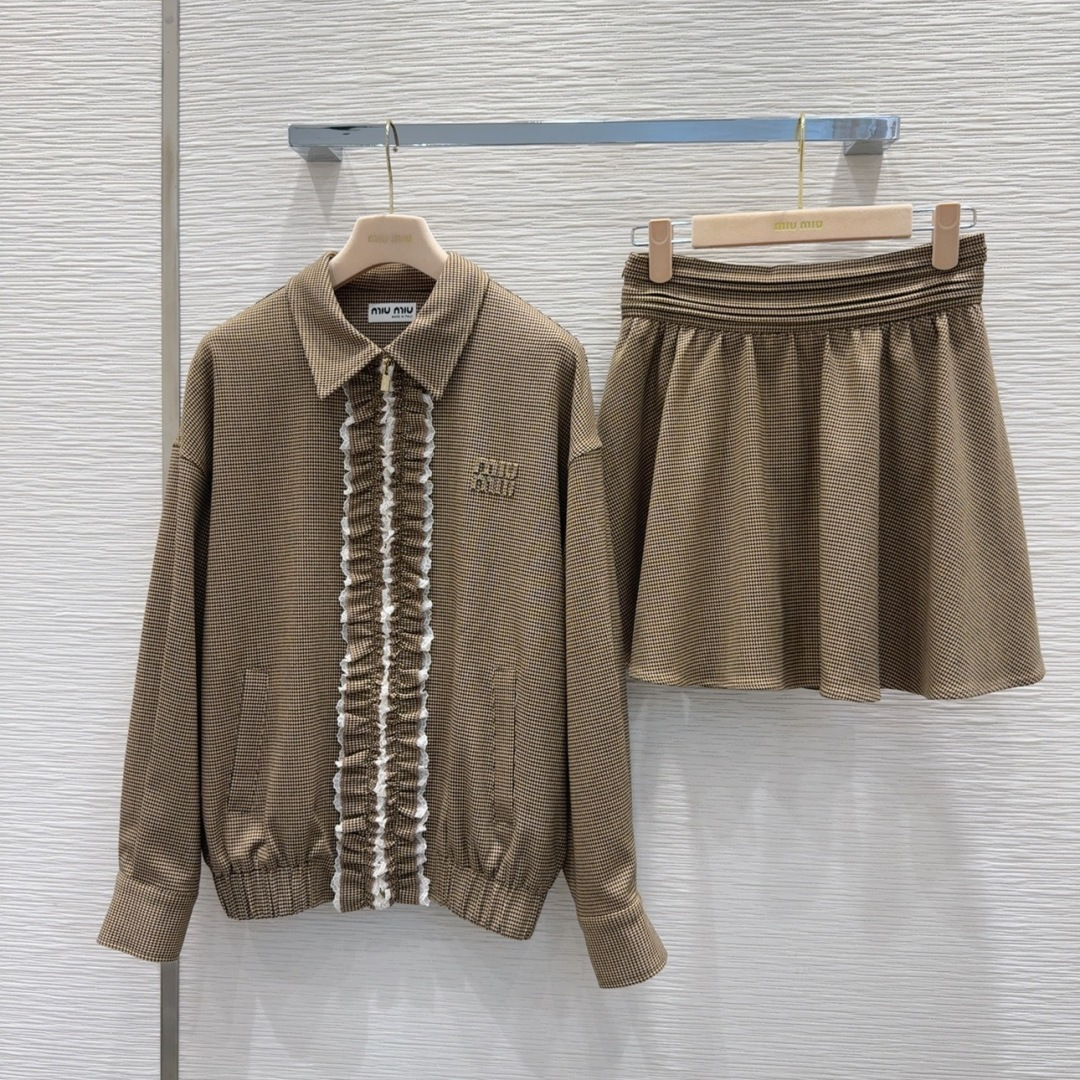 🛍️Miu Mi*👑 2025FW新款套装 出货即爆单 定制进口密度进口面料 特殊材质有肌理感 每个小细