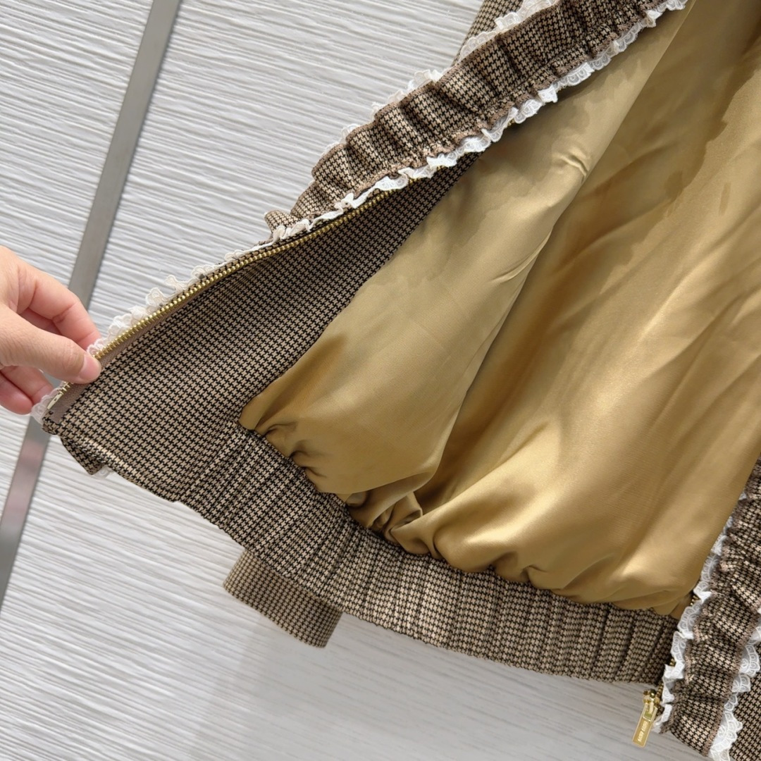 🛍️Miu Mi*👑 2025FW新款套装 出货即爆单 定制进口密度进口面料 特殊材质有肌理感 每个小细