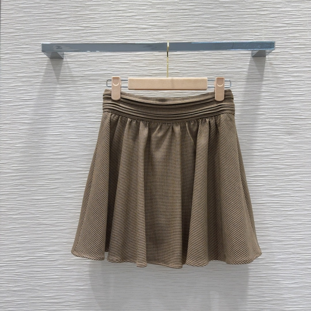 🛍️Miu Mi*👑 2025FW新款套装 出货即爆单 定制进口密度进口面料 特殊材质有肌理感 每个小细