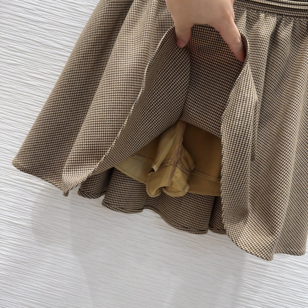 🛍️Miu Mi*👑 2025FW新款套装 出货即爆单 定制进口密度进口面料 特殊材质有肌理感 每个小细