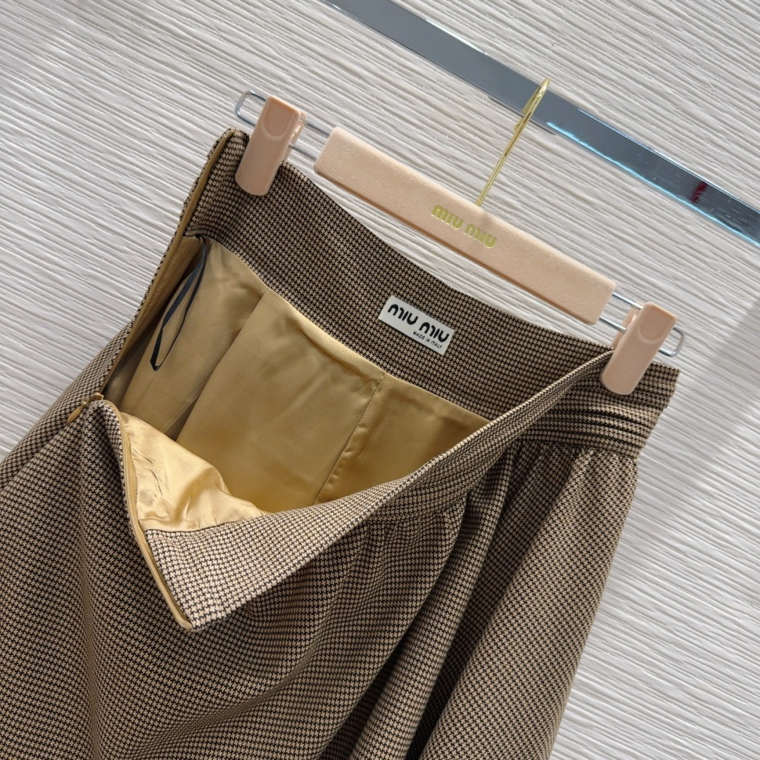 🛍️Miu Mi*👑 2025FW新款套装 出货即爆单 定制进口密度进口面料 特殊材质有肌理感 每个小细