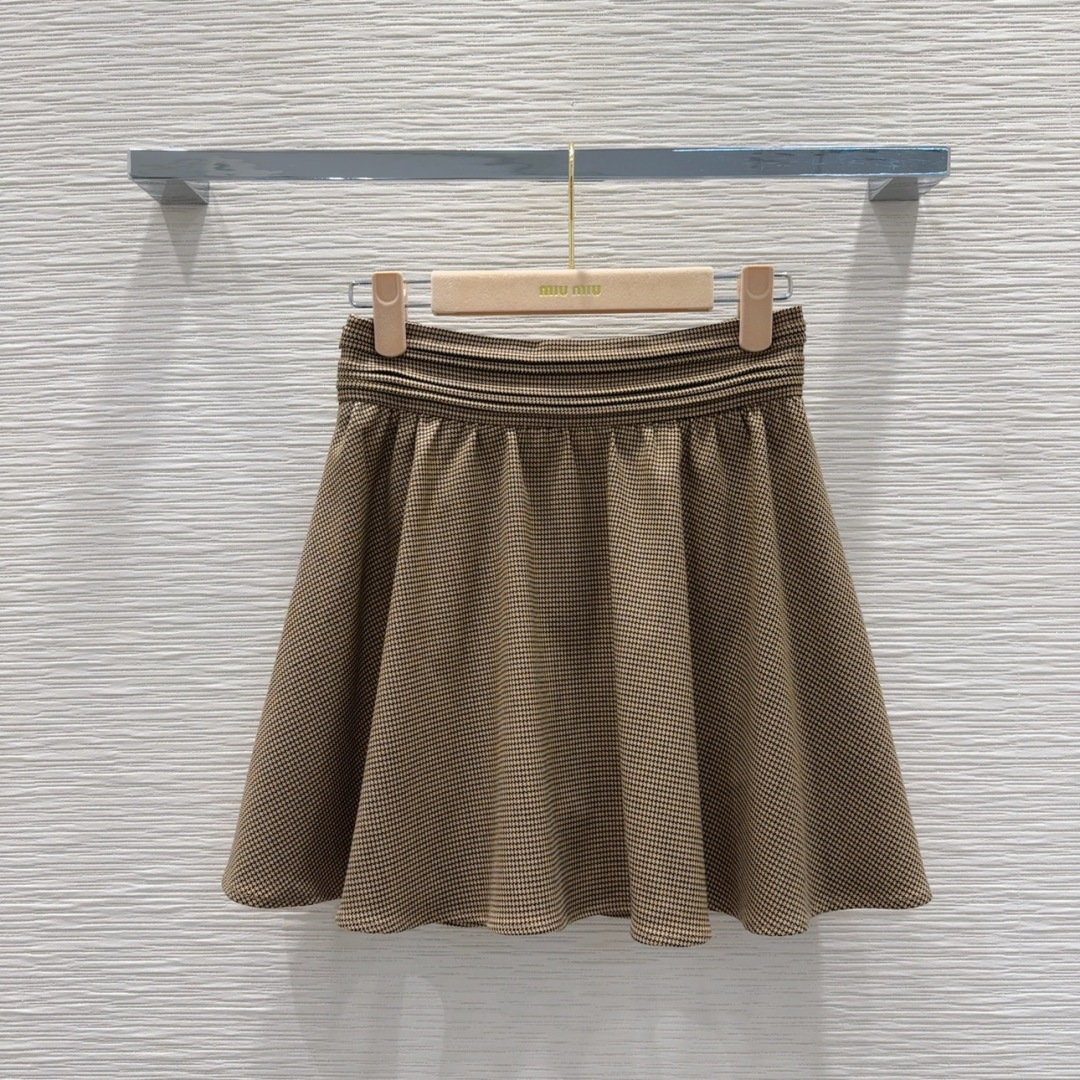 🛍️Miu Mi*👑 2025FW新款套装 出货即爆单 定制进口密度进口面料 特殊材质有肌理感 每个小细