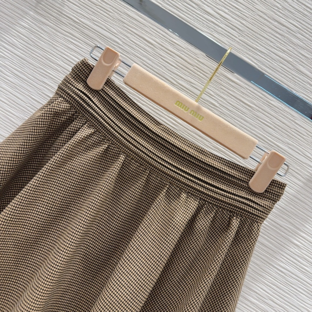 🛍️Miu Mi*👑 2025FW新款套装 出货即爆单 定制进口密度进口面料 特殊材质有肌理感 每个小细