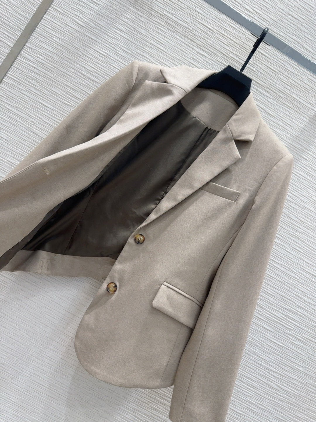🛍️Loe w*e👑2025FW新款 简洁大气的西装外套 非常高级的进口质地 仔细看细节 颜色超正👍上身