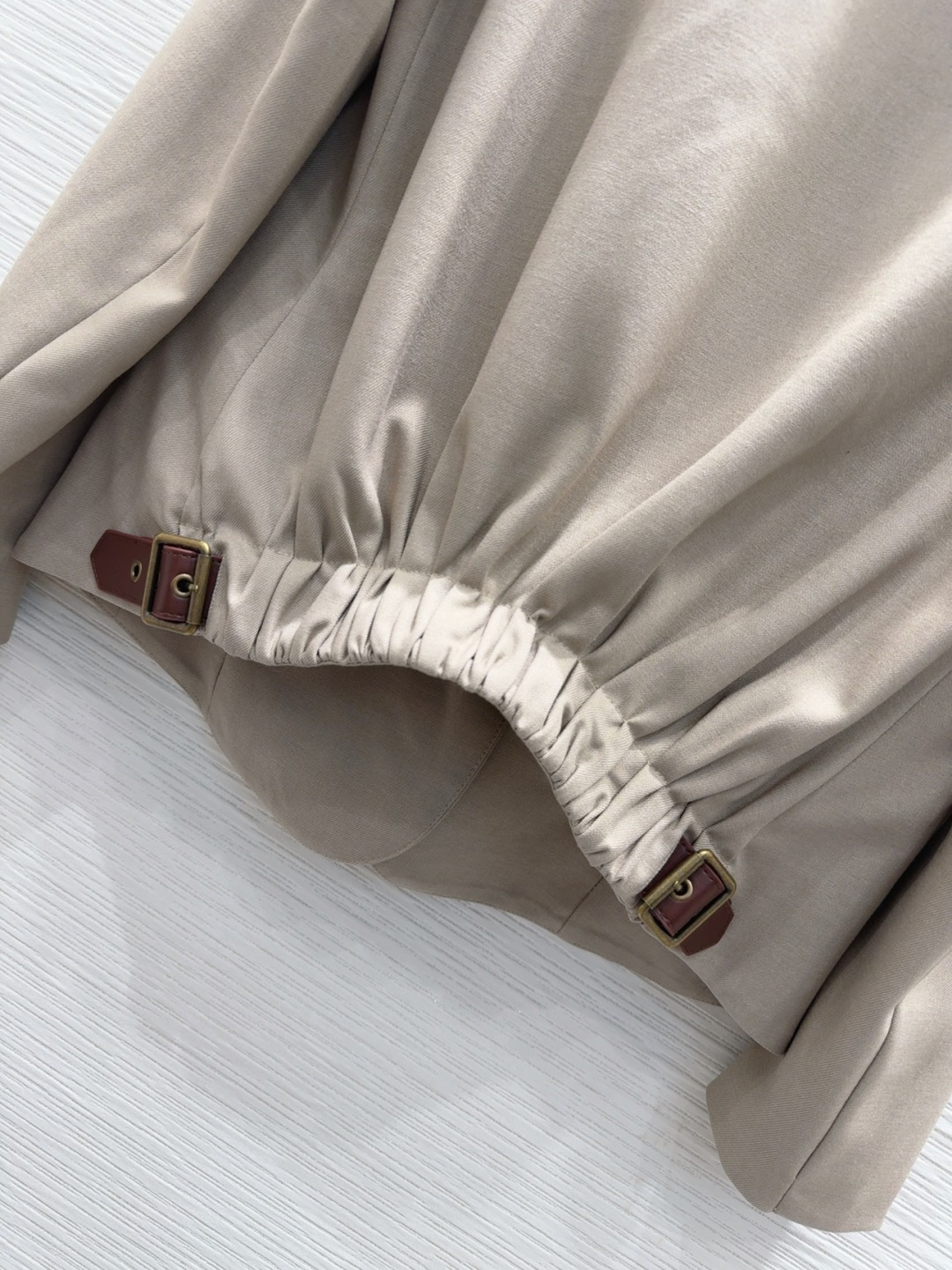 🛍️Loe w*e👑2025FW新款 简洁大气的西装外套 非常高级的进口质地 仔细看细节 颜色超正👍上身