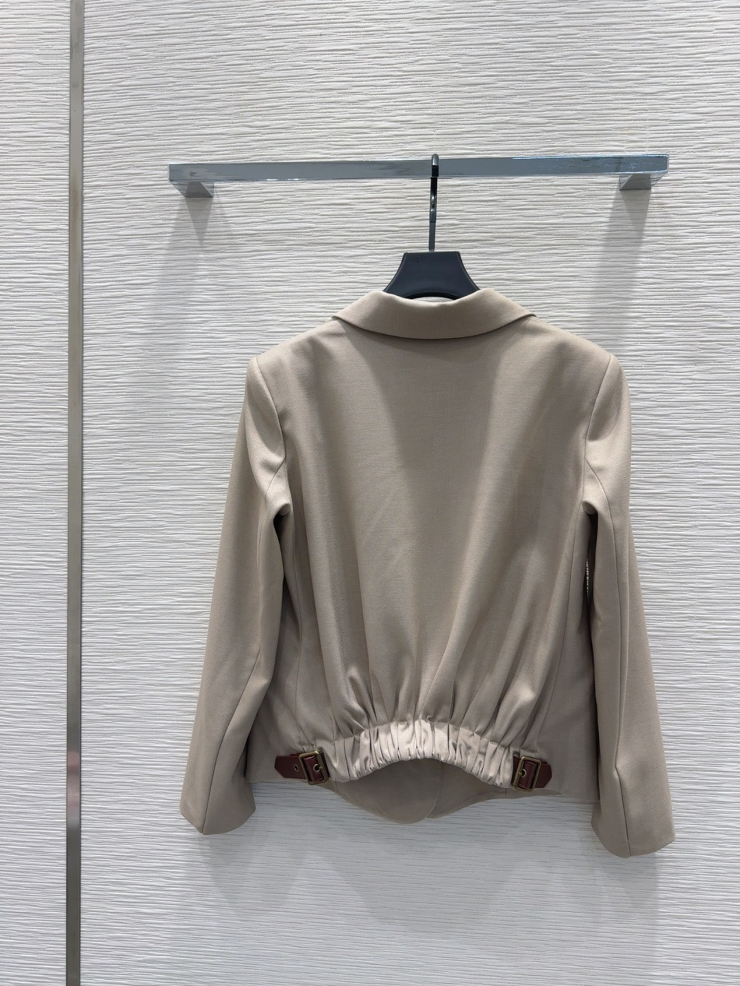 🛍️Loe w*e👑2025FW新款 简洁大气的西装外套 非常高级的进口质地 仔细看细节 颜色超正👍上身