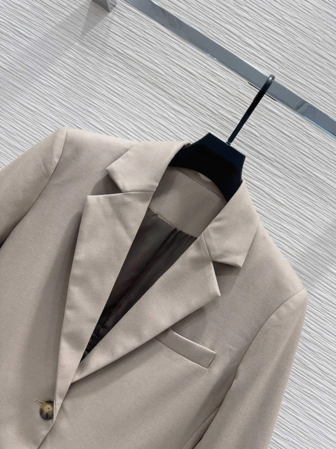 🛍️Loe w*e👑2025FW新款 简洁大气的西装外套 非常高级的进口质地 仔细看细节 颜色超正👍上身