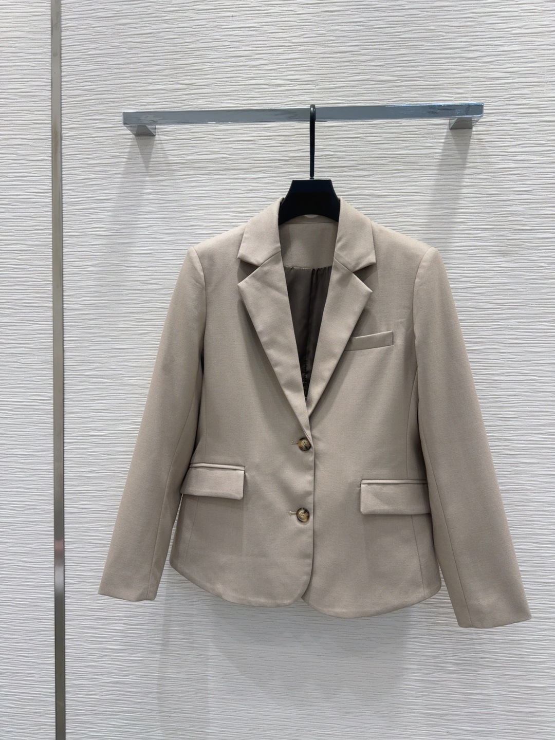 🛍️Loe w*e👑2025FW新款 简洁大气的西装外套 非常高级的进口质地 仔细看细节 颜色超正👍上身