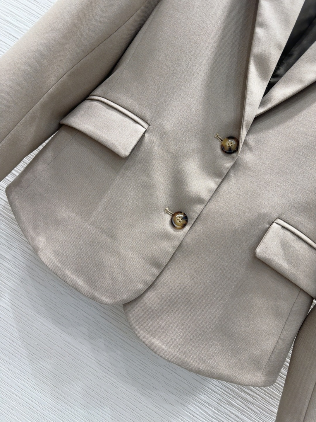 🛍️Loe w*e👑2025FW新款 简洁大气的西装外套 非常高级的进口质地 仔细看细节 颜色超正👍上身