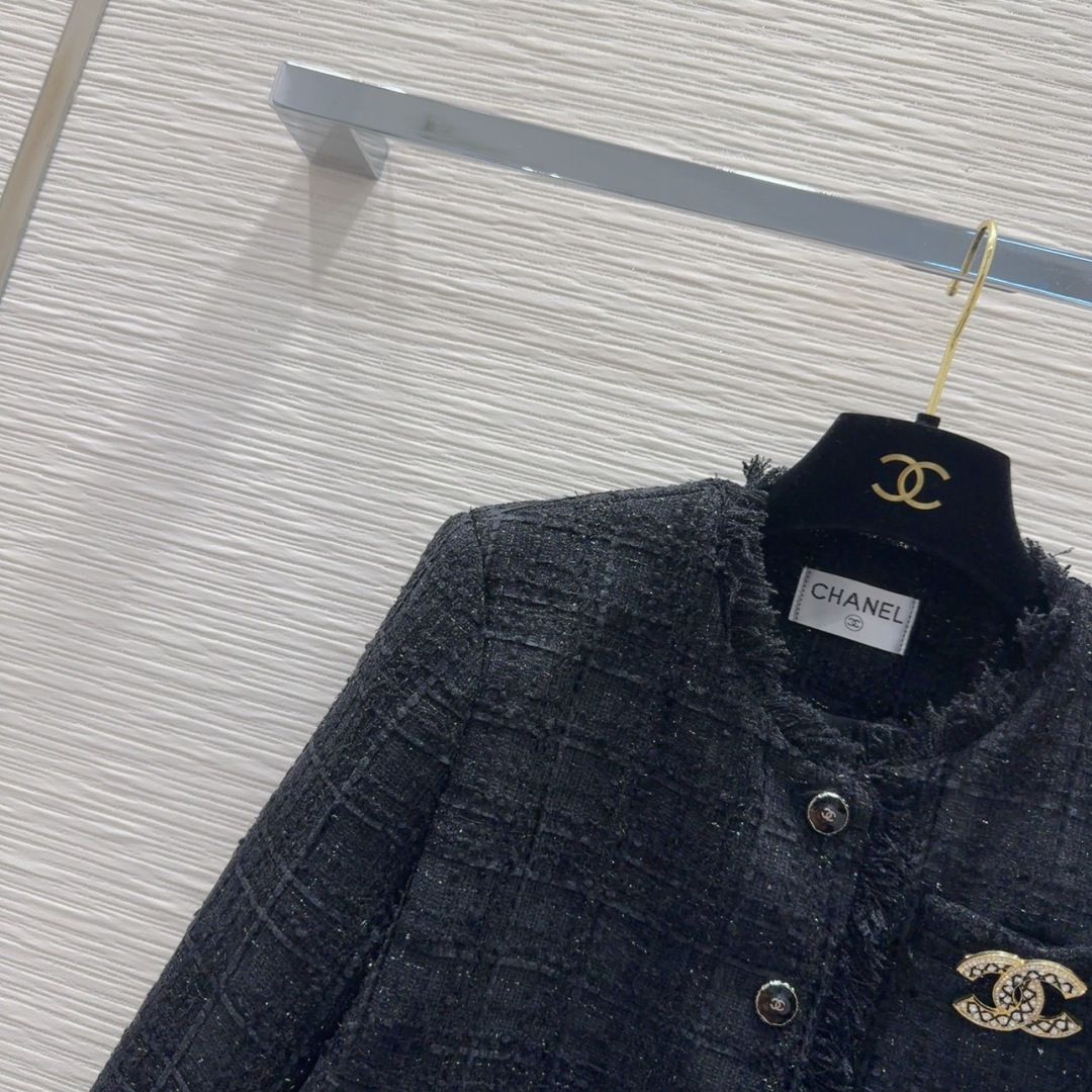 🛍️Chane*l👑2025FW新款小香风法式外套 经典收腰造型 一眼就爱上了，版型设计能很好的修饰颈部