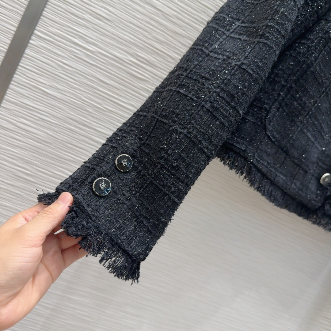 🛍️Chane*l👑2025FW新款小香风法式外套 经典收腰造型 一眼就爱上了，版型设计能很好的修饰颈部