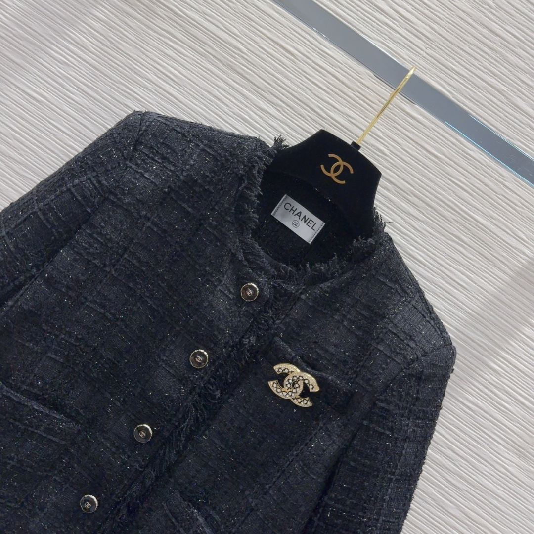 🛍️Chane*l👑2025FW新款小香风法式外套 经典收腰造型 一眼就爱上了，版型设计能很好的修饰颈部