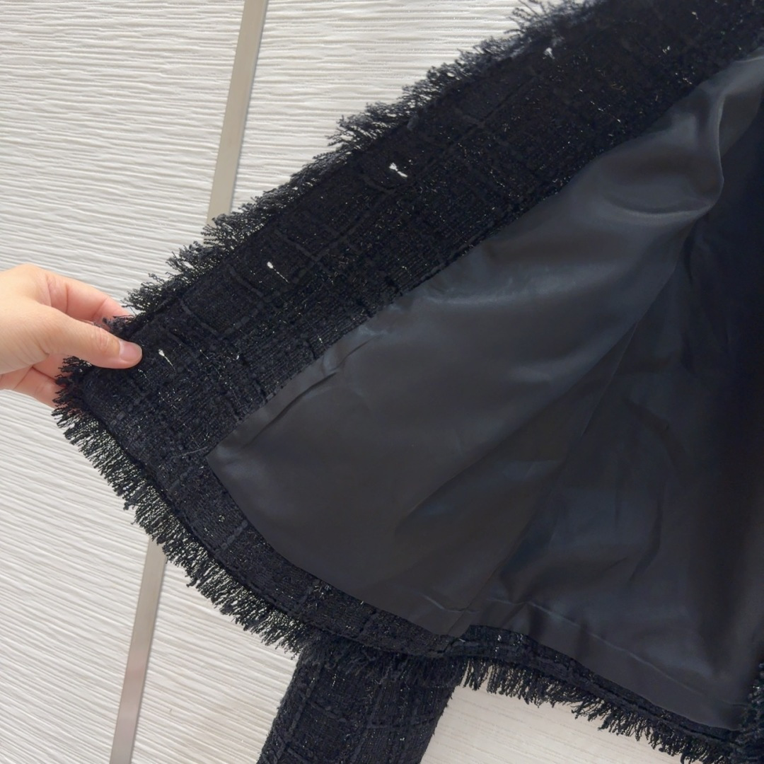 🛍️Chane*l👑2025FW新款小香风法式外套 经典收腰造型 一眼就爱上了，版型设计能很好的修饰颈部