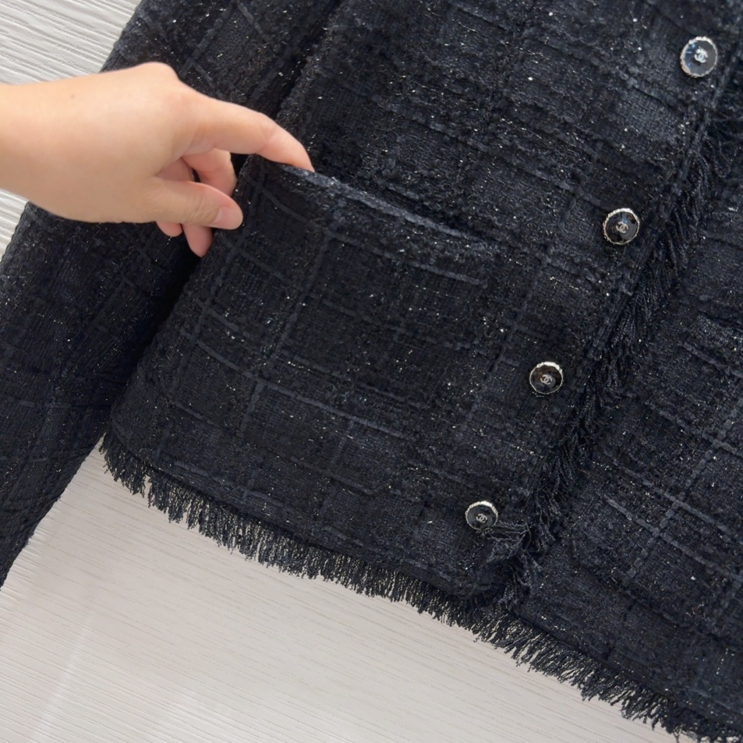 🛍️Chane*l👑2025FW新款小香风法式外套 经典收腰造型 一眼就爱上了，版型设计能很好的修饰颈部