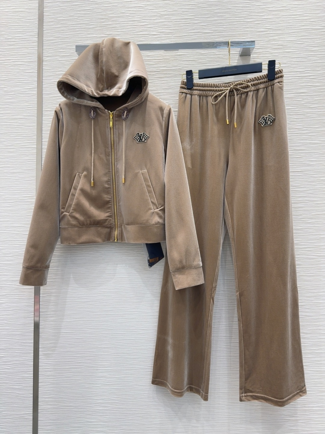 🛍️Louis Vuitto*👑2025FW新款 人人都能驾驭的丝绒套装。高密度时髦休闲风 Vintag