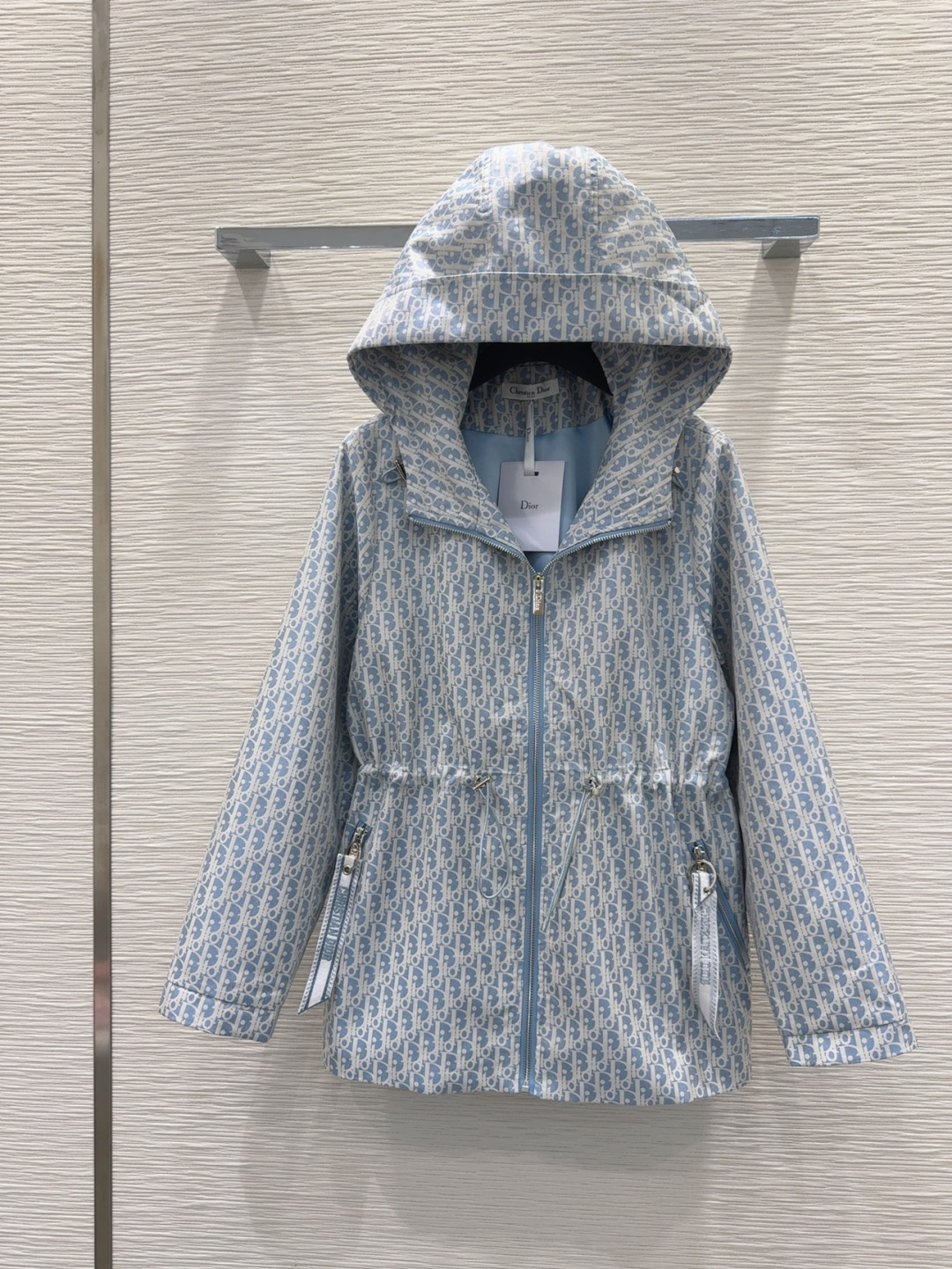 🛍️ Christian Dio* 👑2025FW新款连帽外套、金典老花提花面料,采用抽绳式收腰设计，后