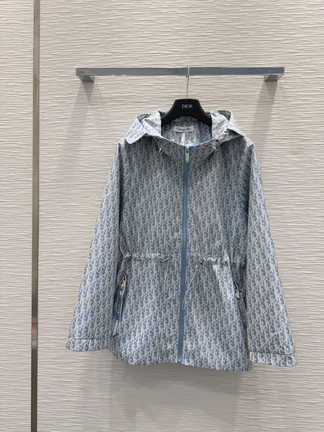 🛍️ Christian Dio* 👑2025FW新款连帽外套、金典老花提花面料,采用抽绳式收腰设计，后