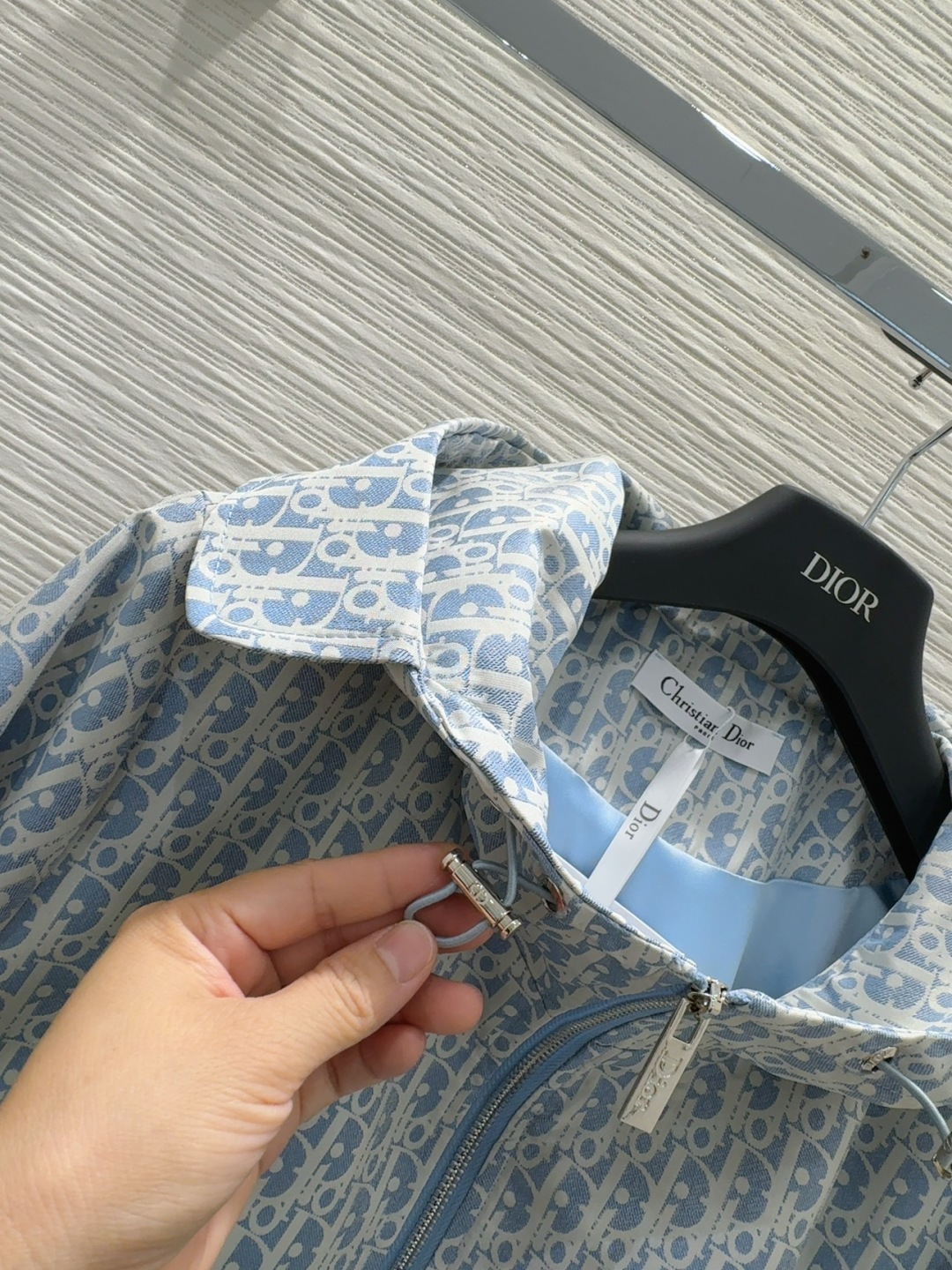 🛍️ Christian Dio* 👑2025FW新款连帽外套、金典老花提花面料,采用抽绳式收腰设计，后