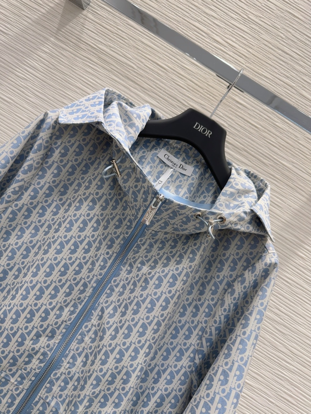 🛍️ Christian Dio* 👑2025FW新款连帽外套、金典老花提花面料,采用抽绳式收腰设计，后