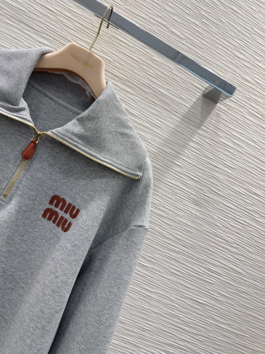 🛍️Miu Mi*👑 2025FW新款套装 上身显瘦又提升时髦度，复古优雅气质单品。衣橱必备！做工品质看