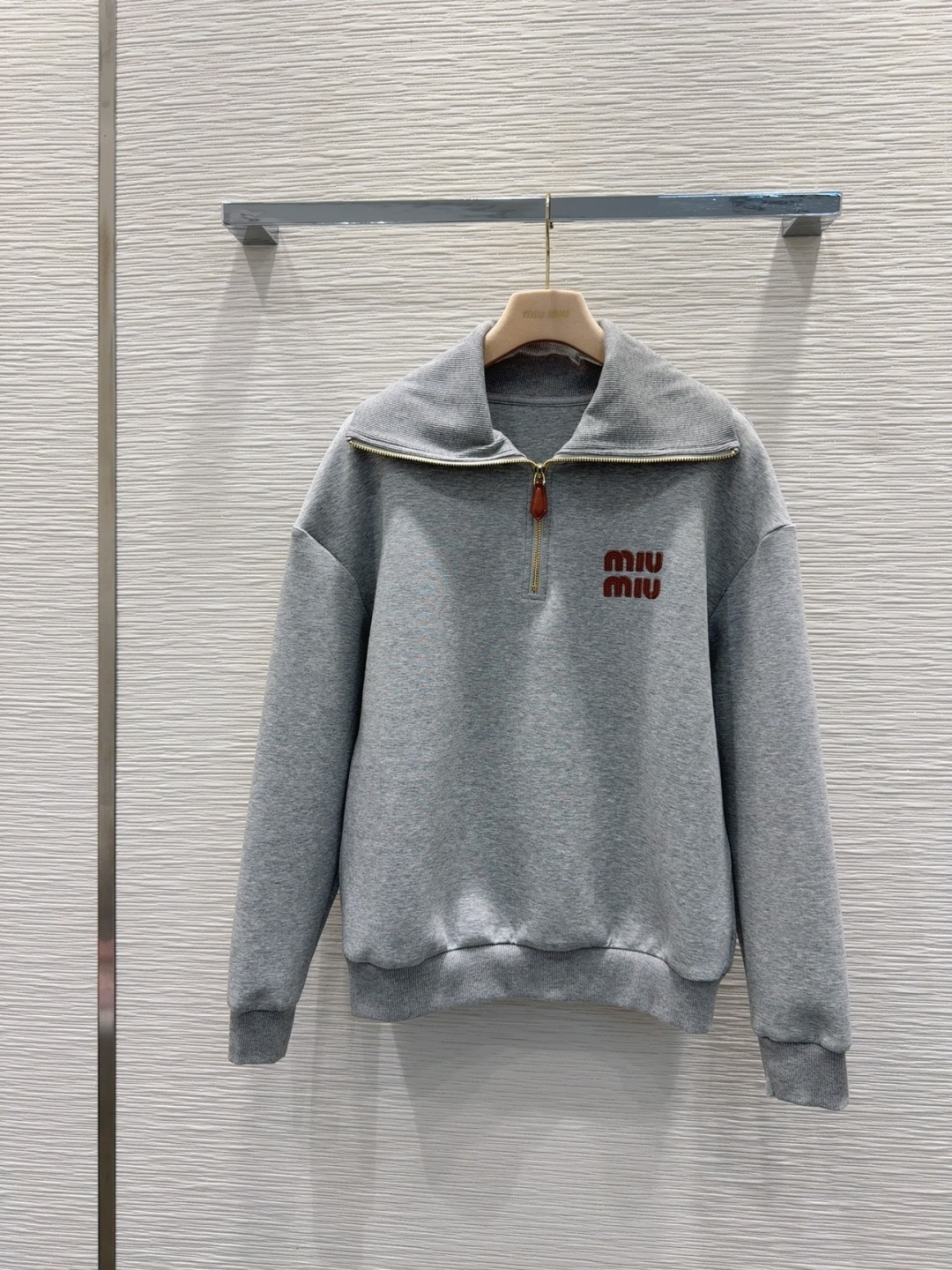 🛍️Miu Mi*👑 2025FW新款套装 上身显瘦又提升时髦度，复古优雅气质单品。衣橱必备！做工品质看