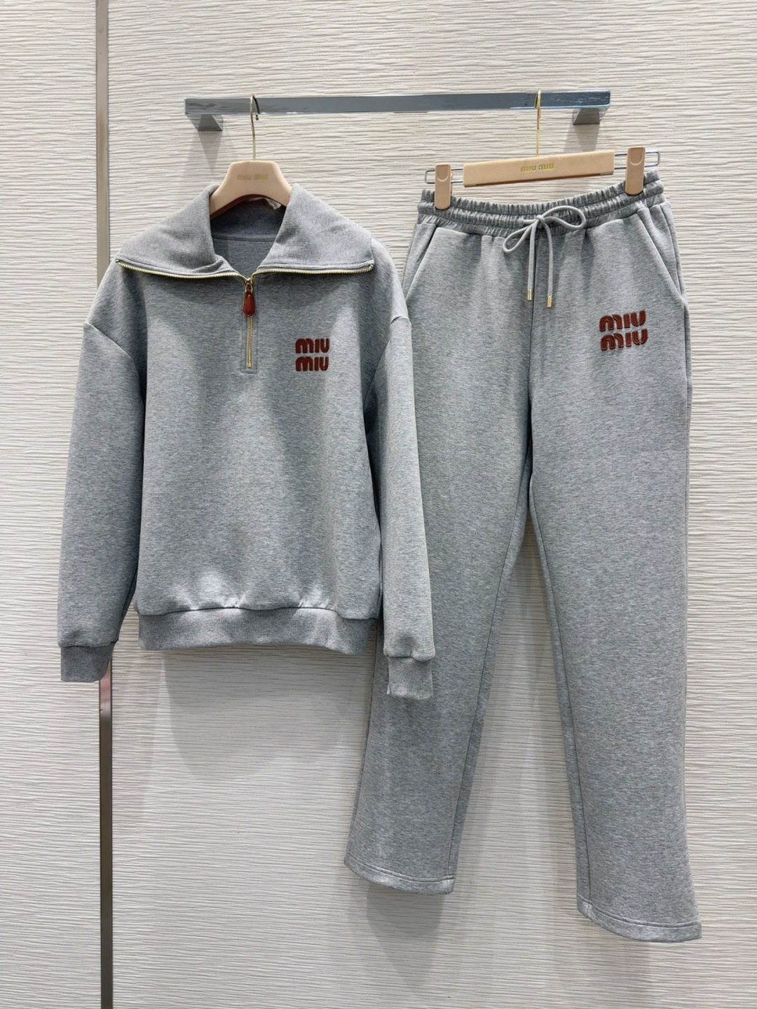 🛍️Miu Mi*👑 2025FW新款套装 上身显瘦又提升时髦度，复古优雅气质单品。衣橱必备！做工品质看