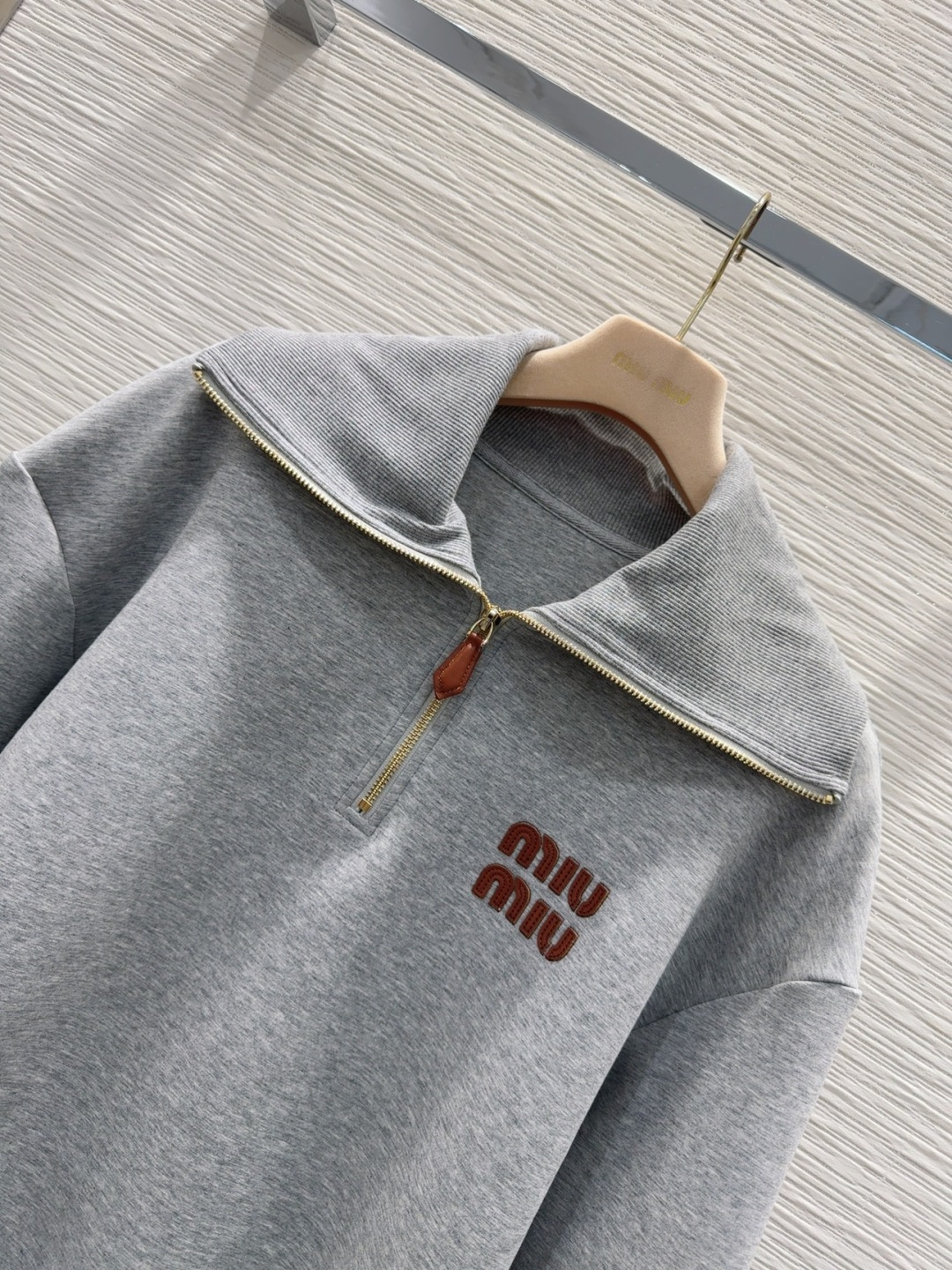 🛍️Miu Mi*👑 2025FW新款套装 上身显瘦又提升时髦度，复古优雅气质单品。衣橱必备！做工品质看